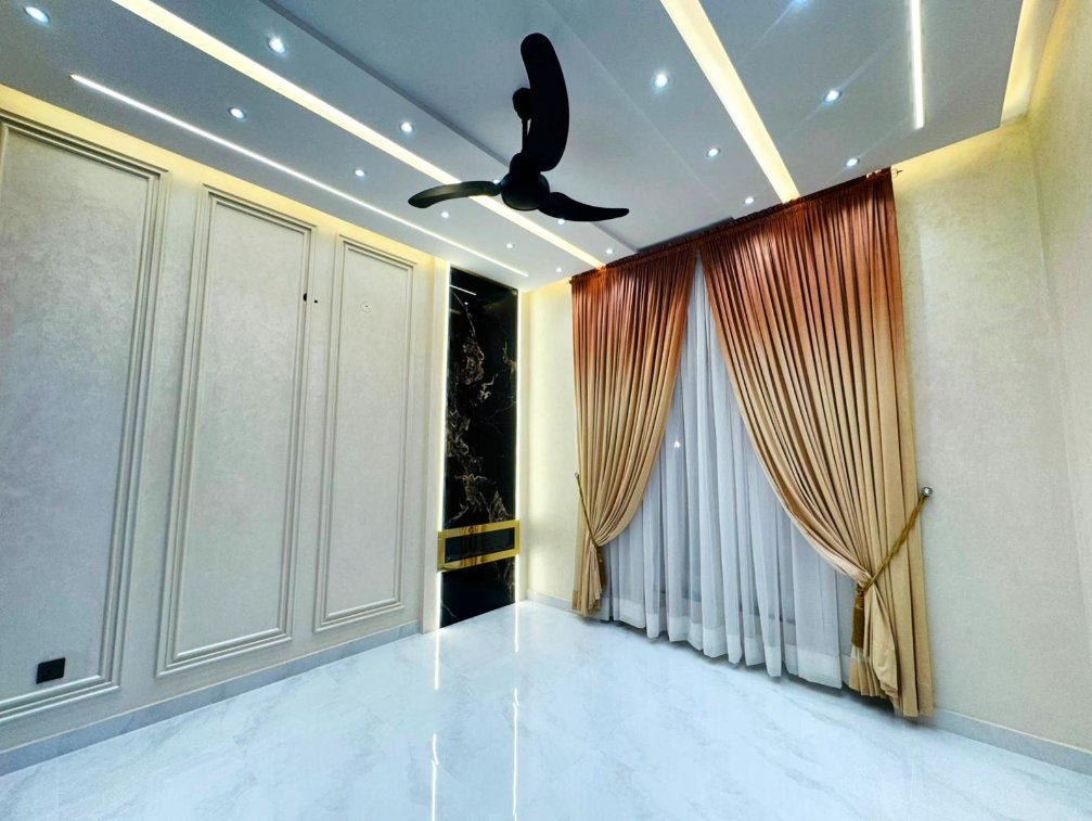 Marble kitchen with patterned floor